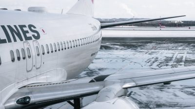 photo of airplane wing