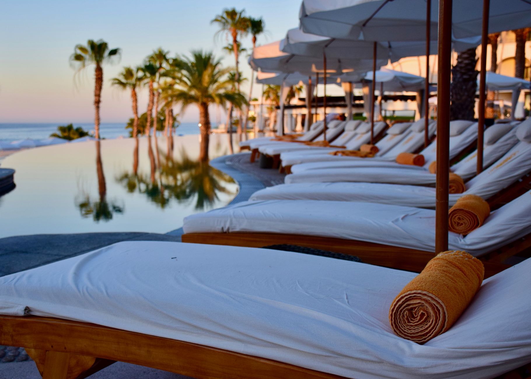white outdoor lounge chairs