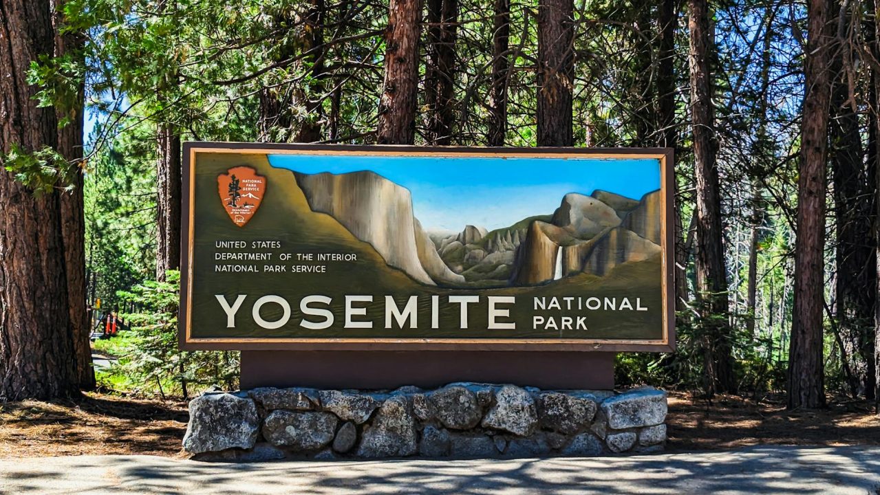 iconic yosemite national park entrance sign