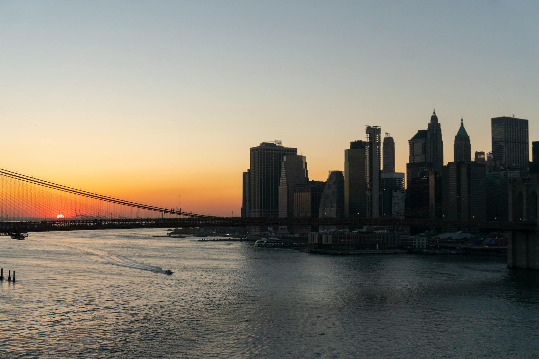 brooklyn bridge and manhattan skyline at sunset