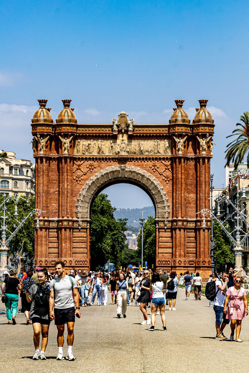 crowd at arch of triumph in barcelona