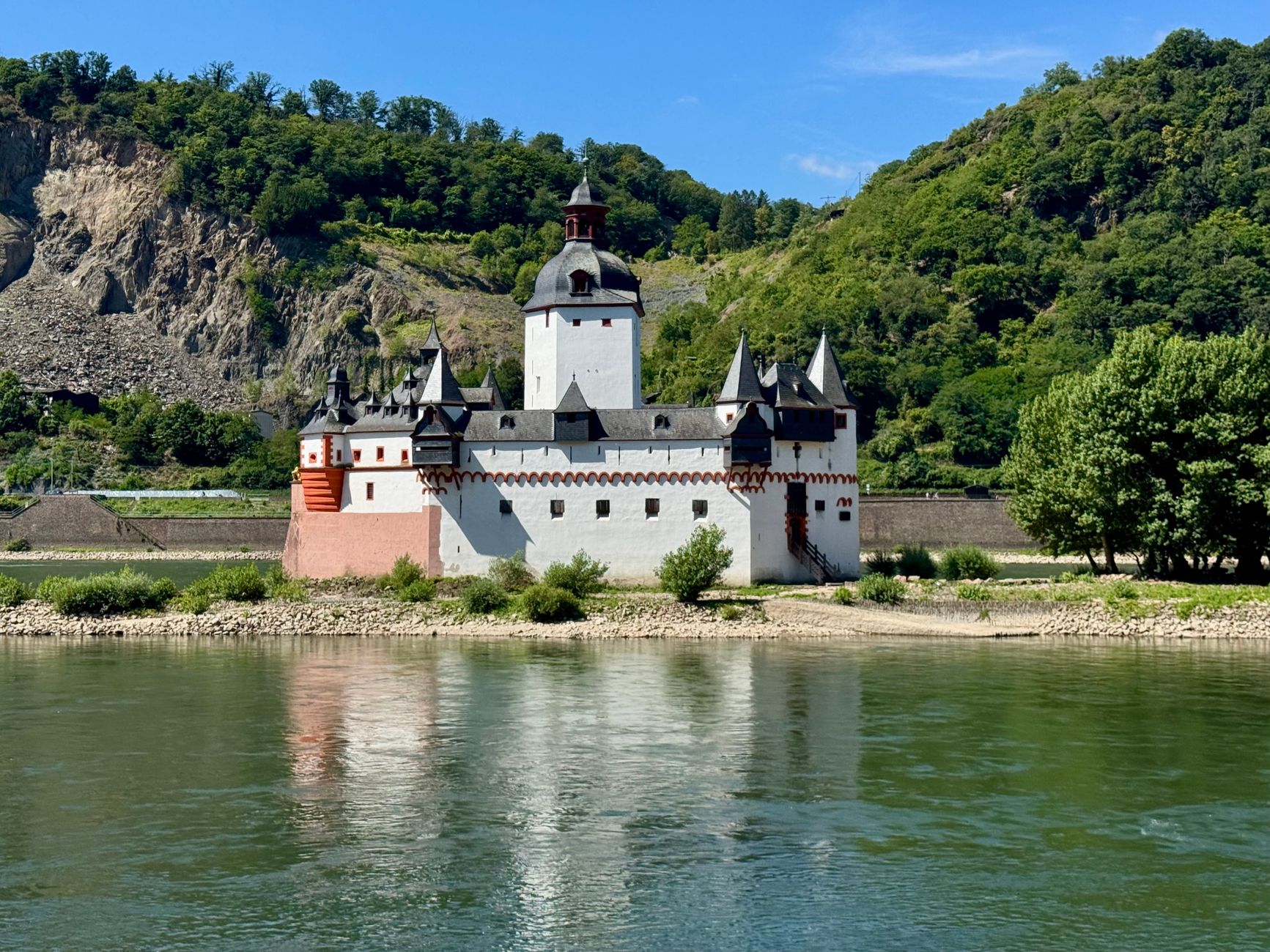 picturesque pfalzgrafenstein castle by the rhine