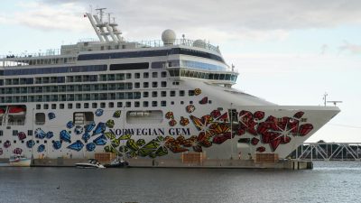 norwegian gem cruise ship in port