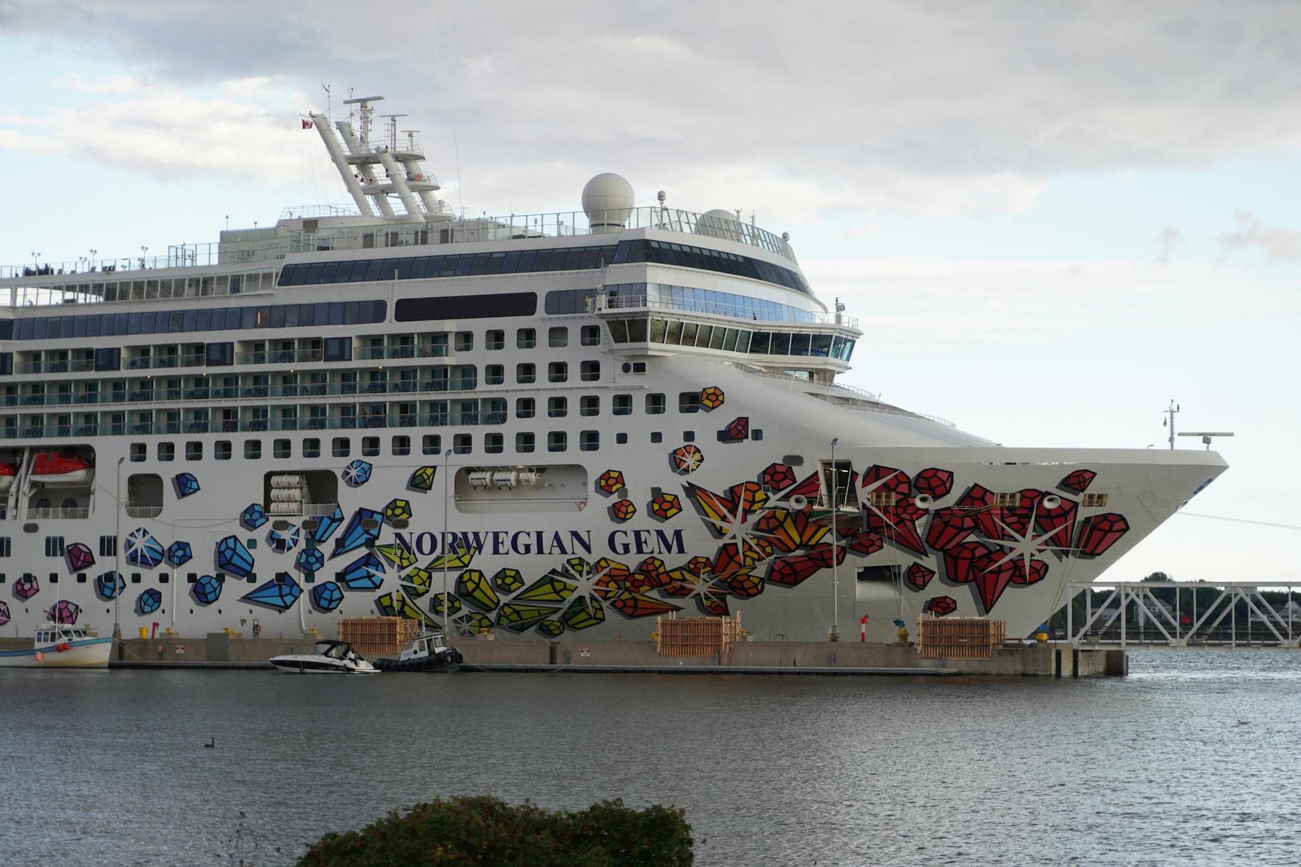 norwegian gem cruise ship in port