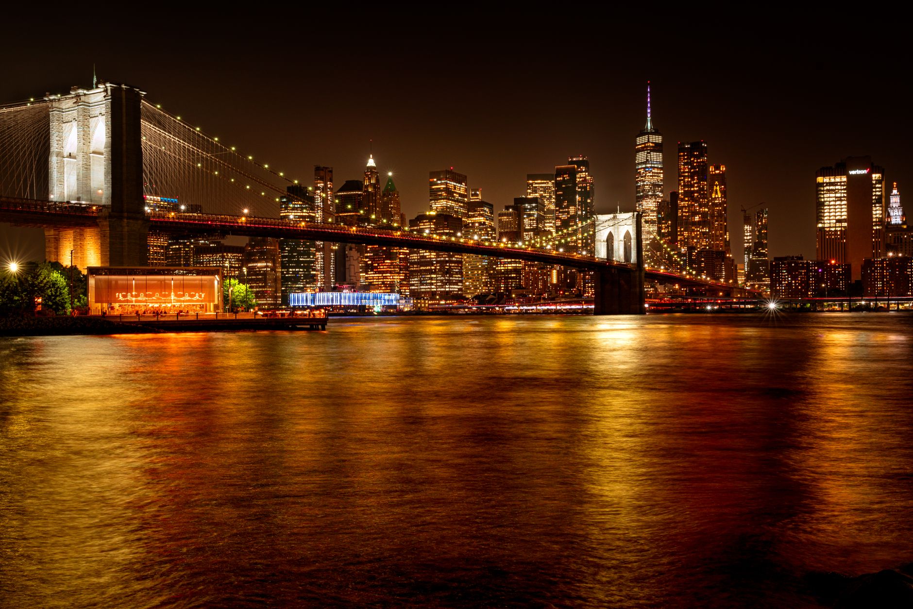 stunning night view of brooklyn bridge and manhattan skyline
