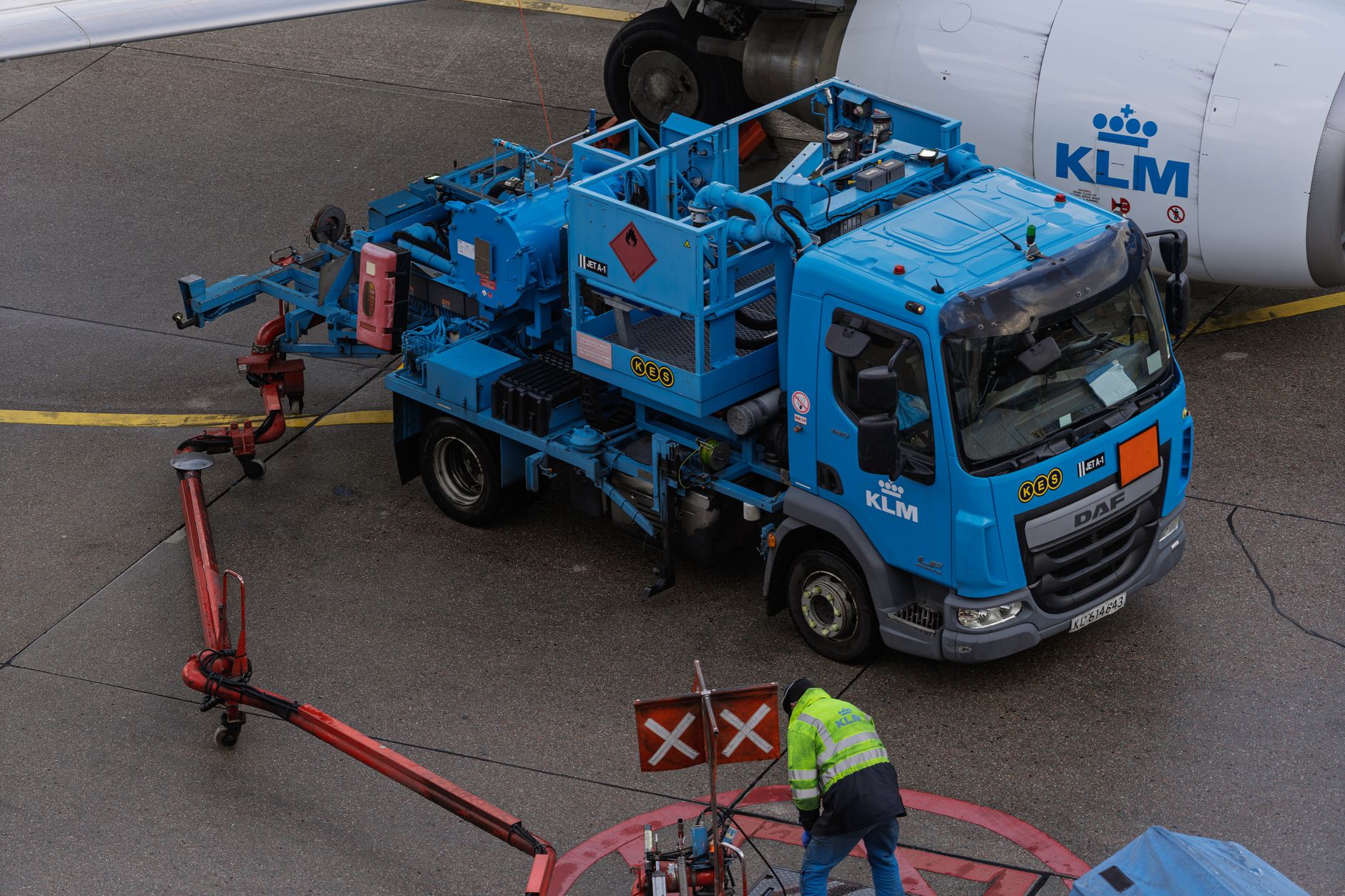 airport ground crew refueling klm airplane