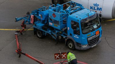 airport ground crew refueling klm airplane