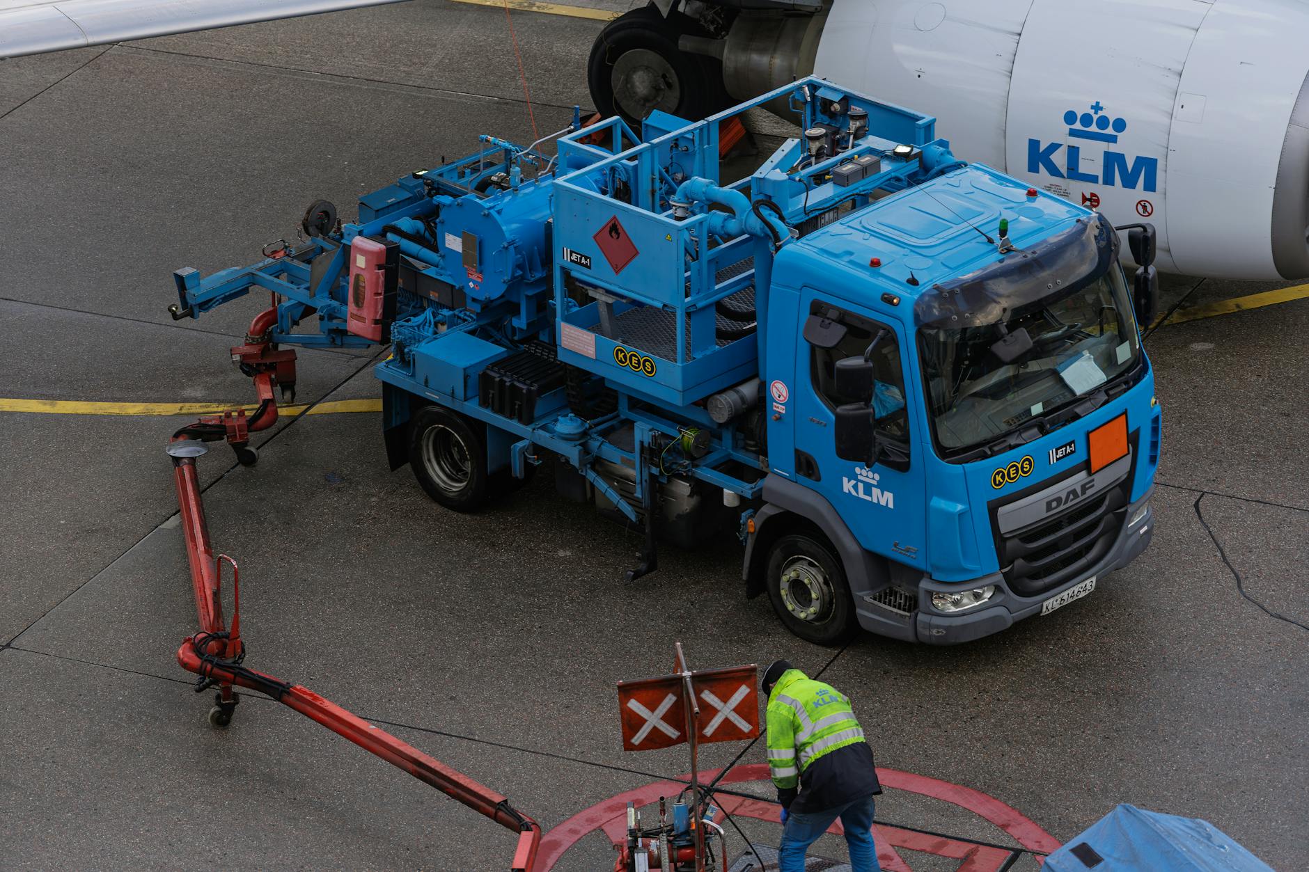 airport ground crew refueling klm airplane