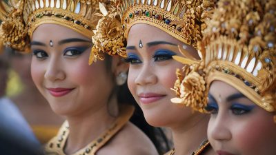 balinese women in traditional dance attire