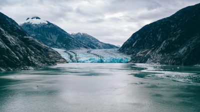 lake in the middle of mountains